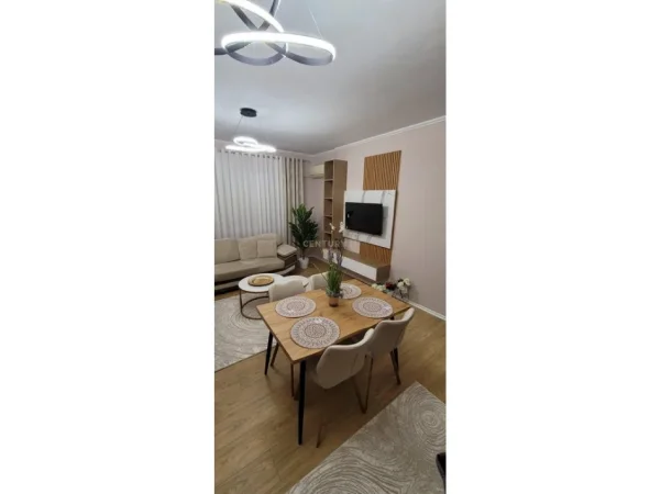 Tirane, jepet me qera apartament 2+1+Aneks+Ballkon Kati 4, 98 m² 880 € 