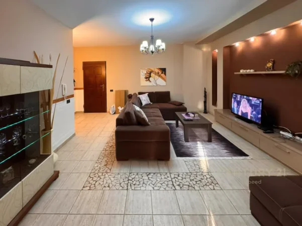 Tirane, jepet me qera apartament 1+1+Aneks+Ballkon Kati 5, 70 m² 700 € 