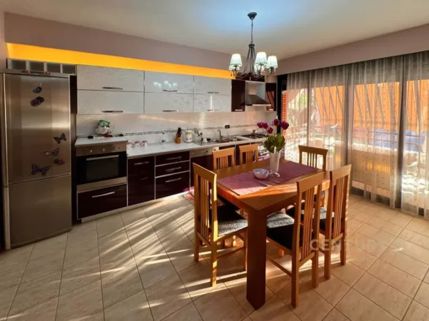 Tirane, jepet me qera apartament 1+1+Aneks+Ballkon Kati 5, 70 m² 700 € 