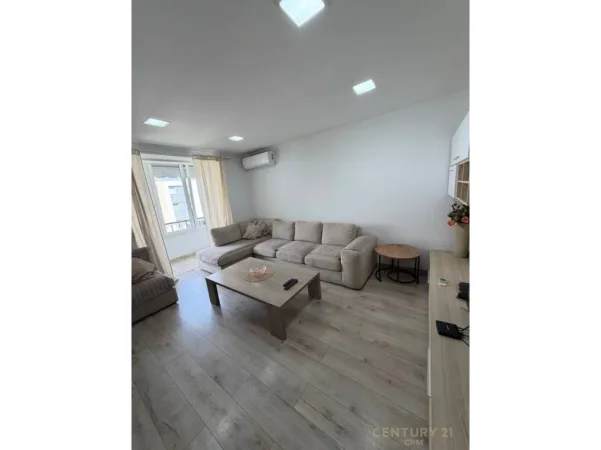 Tirane, jepet me qera apartament 2+1+Aneks+Ballkon Kati 5, 78 m² 700 € 