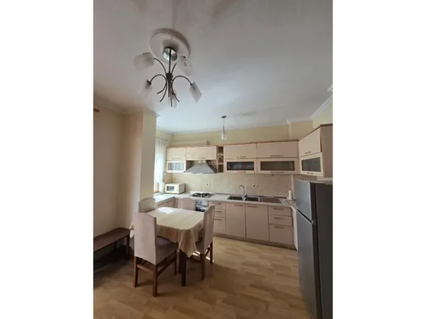 Tirane, jepet me qera apartament 2+1+Aneks+Ballkon Kati 3, 86 m² 600 € (Brraka)