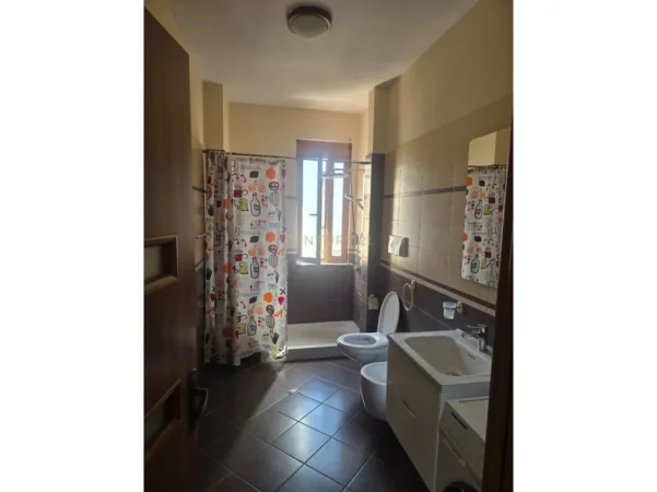 Tirane, jepet me qera apartament 2+1+Aneks+Ballkon Kati 3, 86 m² 600 € (Brraka)