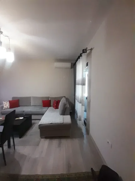 Tirane, jepet me qera Apartament 1+1 Kati 4, Mobiluar, 50.000 L te Reja, Pranë Casa Italia, Terminali,Tiranë.