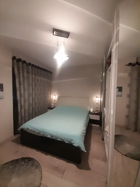 Tirane, jepet me qera Apartament 1+1 Kati 4, Mobiluar, 50.000 L te Reja, Pranë Casa Italia, Terminali,Tiranë.