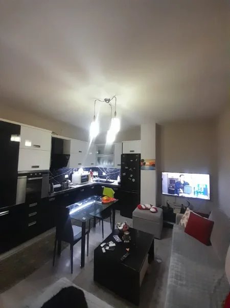 Tirane, jepet me qera Apartament 1+1 Kati 4, Mobiluar, 50.000 L te Reja, Pranë Casa Italia, Terminali,Tiranë.