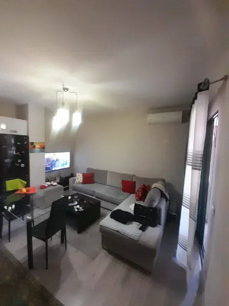 Tirane, jepet me qera Apartament 1+1 Kati 4, Mobiluar, 50.000 L te Reja, Pranë Casa Italia, Terminali,Tiranë.