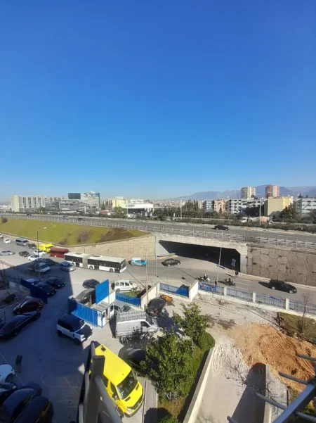 Tirane, jepet me qera Apartament 1+1 Kati 4, Mobiluar, 50.000 L te Reja, Pranë Casa Italia, Terminali,Tiranë.