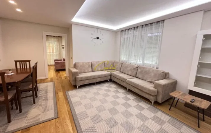 Tirane, jepet me qera apartament 3+1 Kati 3, 100 m² 850 € (PAZARI I RI)