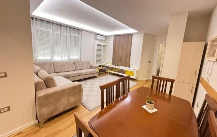 Tirane, jepet me qera apartament 3+1 Kati 3, 100 m² 850 € (PAZARI I RI)