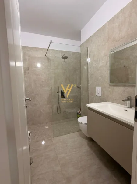 Vlore, jepet me qera apartament 2+1+Ballkon Kati 1, 131 m² 1.500 € (UJI I FTOHTE)