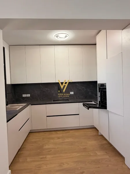 Vlore, jepet me qera apartament 2+1+Ballkon Kati 3, 131 m² 1.500 € (UJI I FTOHTE)