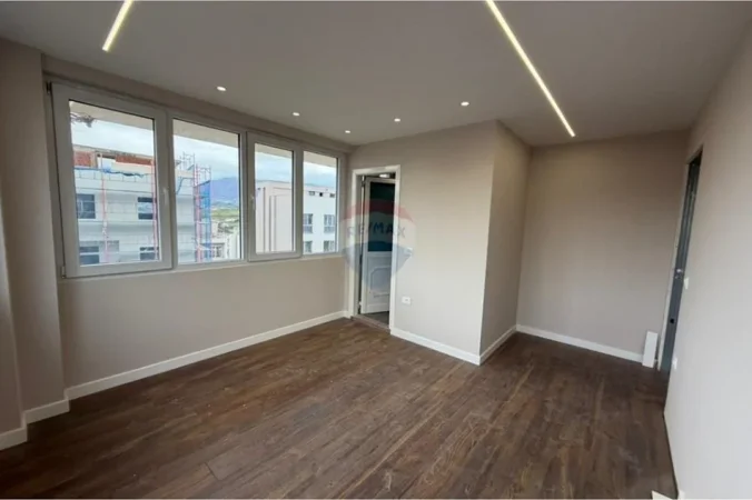 Tirane, jepet me qera apartament 2+1+Ballkon Kati 1, 70 m² 500 € 