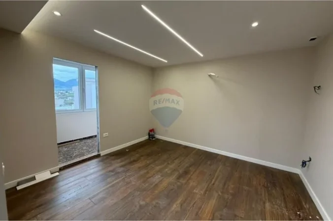 Tirane, jepet me qera apartament 2+1+Ballkon Kati 1, 70 m² 500 € 