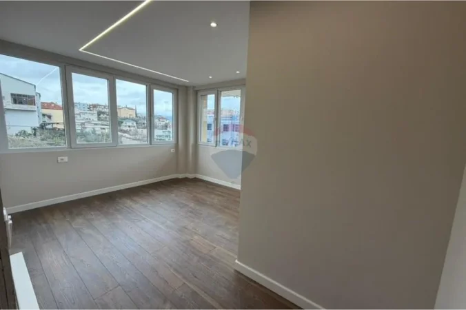 Tirane, jepet me qera apartament 2+1+Ballkon Kati 1, 70 m² 500 € 
