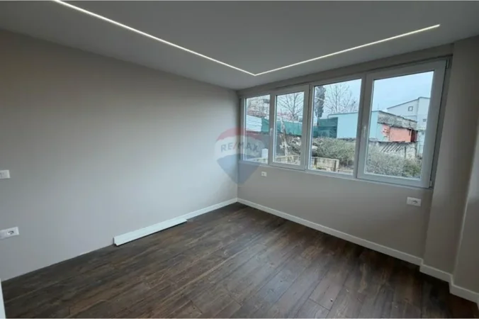 Tirane, jepet me qera apartament 2+1+Ballkon Kati 1, 70 m² 500 € 