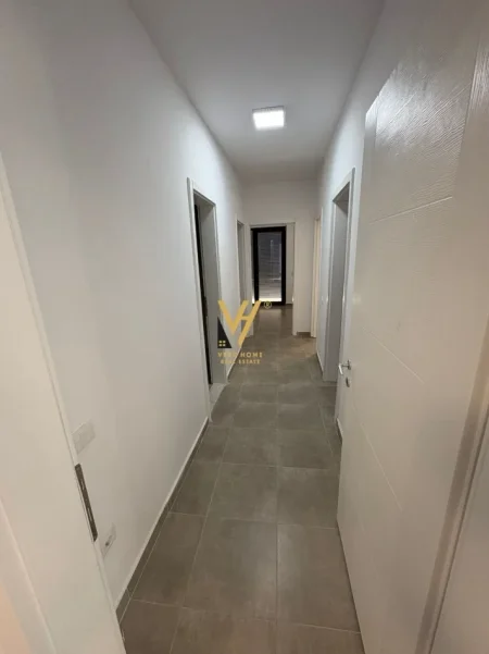 Tirane, jepet me qera zyre Kati 1, 160 m² 1.550 € (LIQENI I THATE)