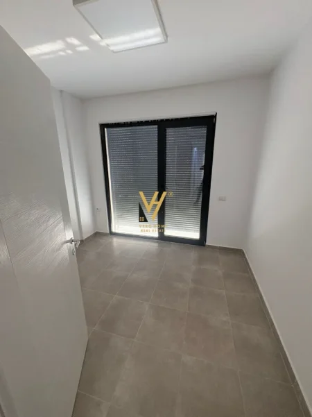 Tirane, jepet me qera zyre Kati 1, 160 m² 1.550 € (LIQENI I THATE)