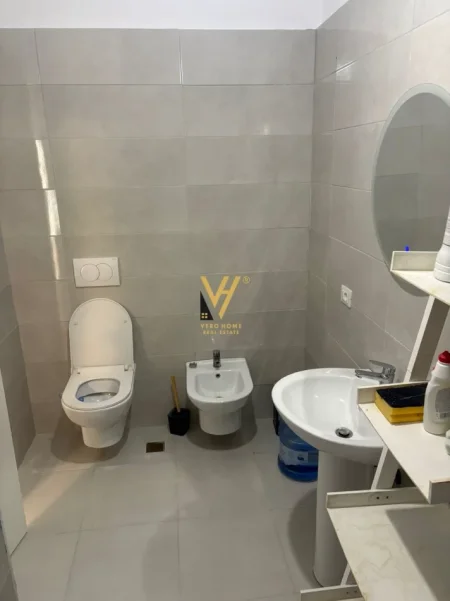 Tirane, jepet me qera zyre Kati 1, 160 m² 1.550 € (LIQENI I THATE)