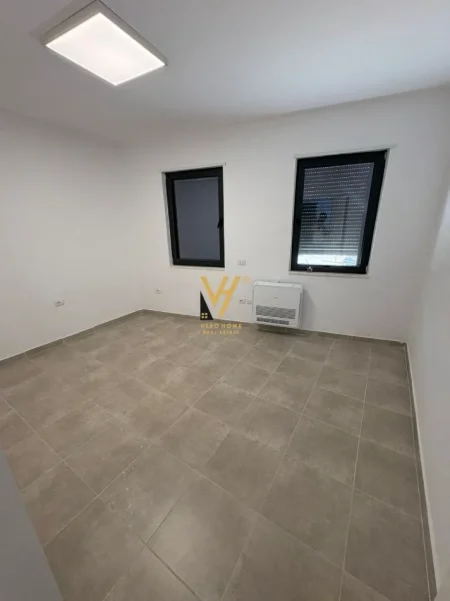 Tirane, jepet me qera zyre Kati 1, 160 m² 1.550 € (LIQENI I THATE)