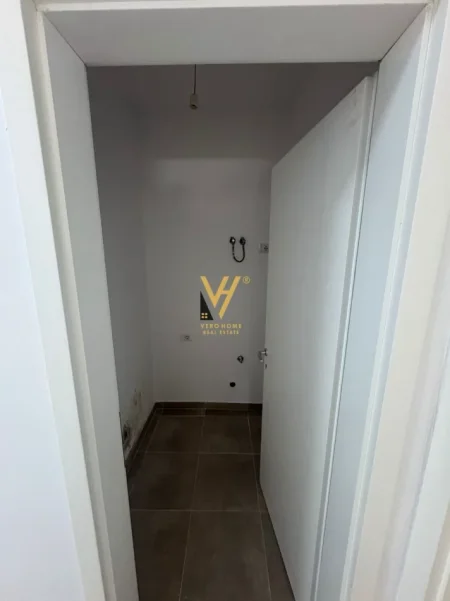 Tirane, jepet me qera zyre Kati 1, 160 m² 1.550 € (LIQENI I THATE)