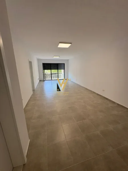 Tirane, jepet me qera zyre Kati 1, 160 m² 1.550 € (LIQENI I THATE)
