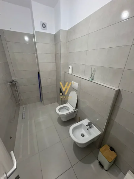 Tirane, jepet me qera zyre Kati 1, 160 m² 1.550 € (LIQENI I THATE)