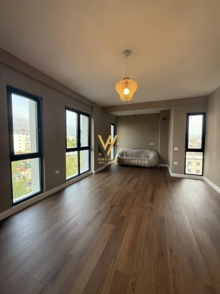 Tirane, jepet me qera zyre Kati 6, 65 m² 500 € (RRUGA E DIBRES)