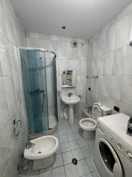 Tirane, jepet me qera apartament 1+1+Ballkon Kati 2, 65 m² 450 € (Kodra e Diellit/Rr.Rrapo Hekali)
