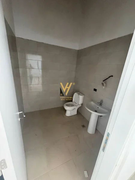 Tirane, jepet me qera ambjent biznesi Kati 0, 170 m² 2.100 € (LIQENI I THATE)