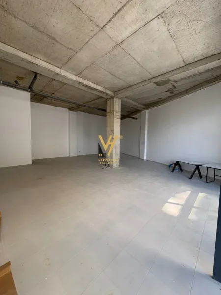 Tirane, jepet me qera ambjent biznesi Kati 0, 170 m² 2.100 € (LIQENI I THATE)