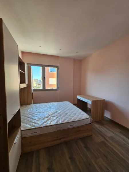 jepet me qera apartament 3+1 Kati 3, 150 m² 1.400 € (bulevardi zhan dark)