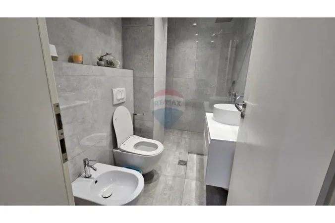 Tirane, jepet me qera apartament 2+1+Ballkon , 700 € (Liqeni i Thate)
