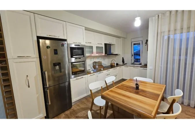 Tirane, jepet me qera apartament 2+1+Ballkon , 700 € (Liqeni i Thate)
