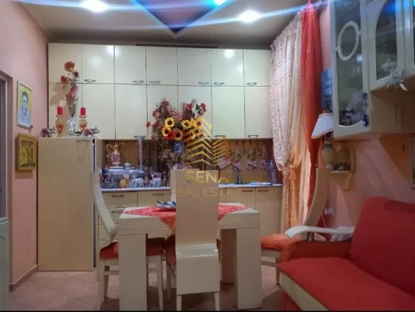 Tirane, jepet me qera apartament 1+1 Kati 4, 50 m² 500 € (Bllok)