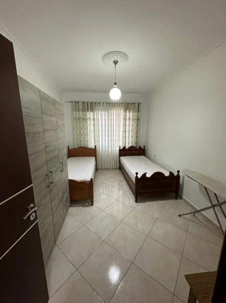 Tirane, jepet me qera apartament 2+1+Ballkon Kati 2, 100 m² 600 € (Rruga Abaz Ermenji)