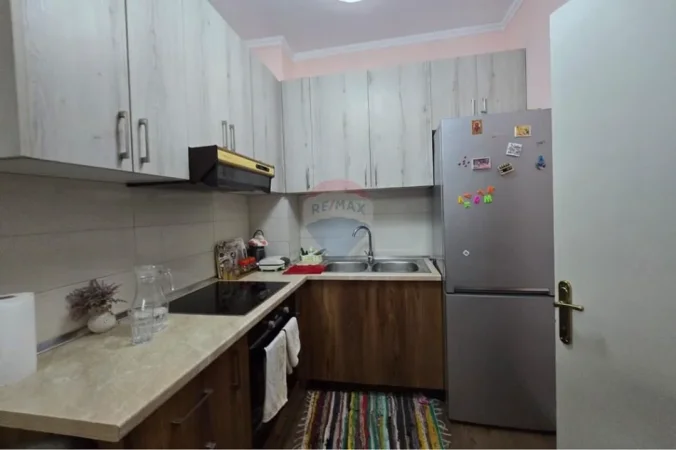 Tirane, shitet apartament 2+1 Kati 6, (prane kompleksit molla)