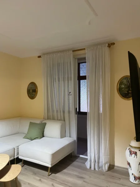 Tirane, jepet me qera zyre Kati 1, 96 m² 1.000 € (SHESHI WILLSON)