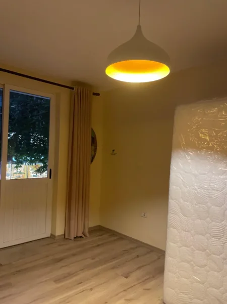 Tirane, jepet me qera zyre Kati 1, 96 m² 1.000 € (SHESHI WILLSON)