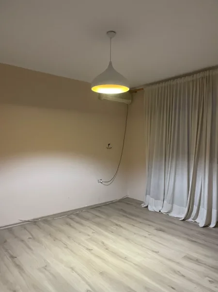 Tirane, jepet me qera zyre Kati 1, 96 m² 1.000 € (SHESHI WILLSON)