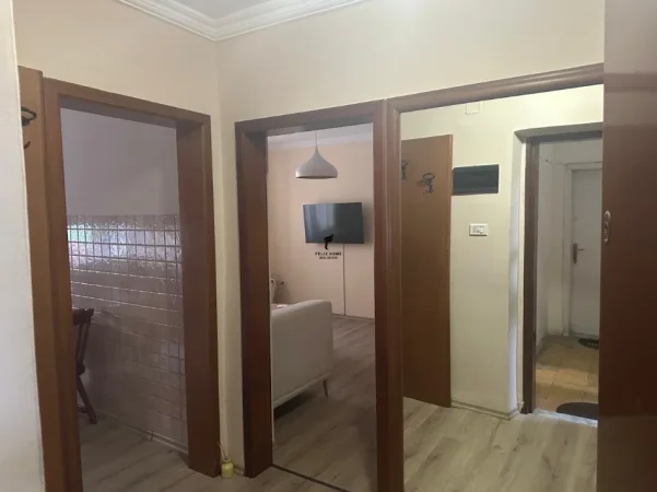Tirane, jepet me qera zyre Kati 1, 96 m² 1.000 € (SHESHI WILLSON)