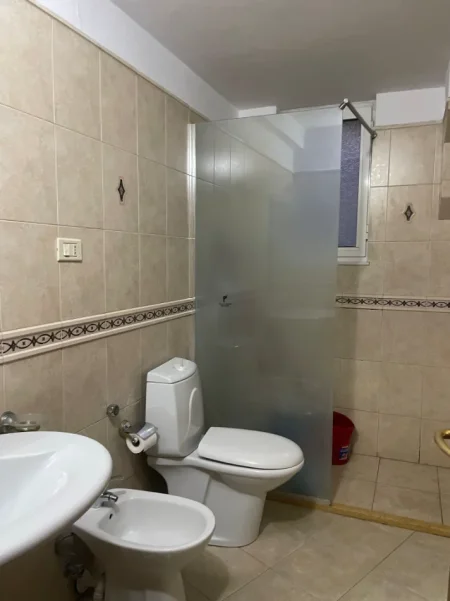 Tirane, jepet me qera zyre Kati 1, 96 m² 1.000 € (SHESHI WILLSON)