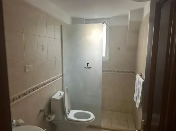 Tirane, jepet me qera zyre Kati 1, 96 m² 1.000 € (SHESHI WILLSON)