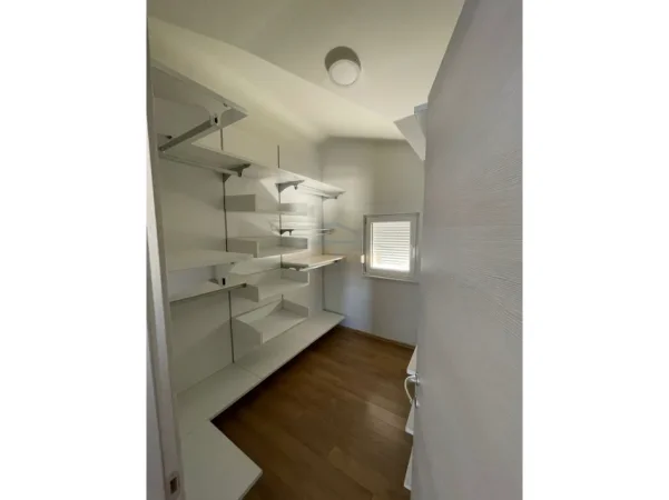 Tirane, jepet me qera Vile 3 Katshe Kati 3, 252 m² 2.500 € 