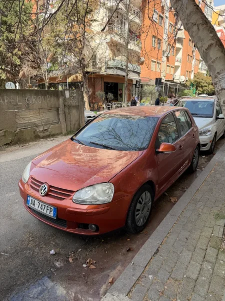 Tirane, shes makine Golf 5 Nafte, portokalli manuale Klima 290.000 km 2.600 €
