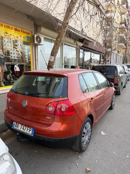 Tirane, shes makine Golf 5 Nafte, portokalli manuale Klima 290.000 km 2.600 €