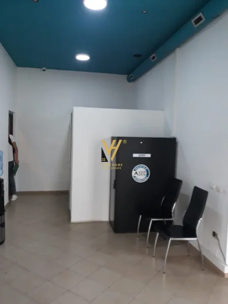 Tirane, jepet me qera zyre Kati 0, 55 m² 600 € (RRUGA FORTUZI)