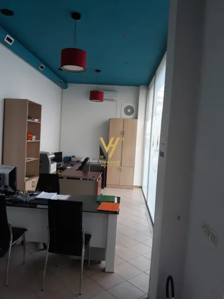 Tirane, jepet me qera zyre Kati 0, 55 m² 600 € (RRUGA FORTUZI)