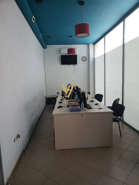 Tirane, jepet me qera zyre Kati 0, 55 m² 600 € (RRUGA FORTUZI)