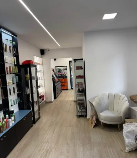 🏢 Jepet me Qira Ambient Biznesi te Rruga Fortuzi ne Qender te Tiranes