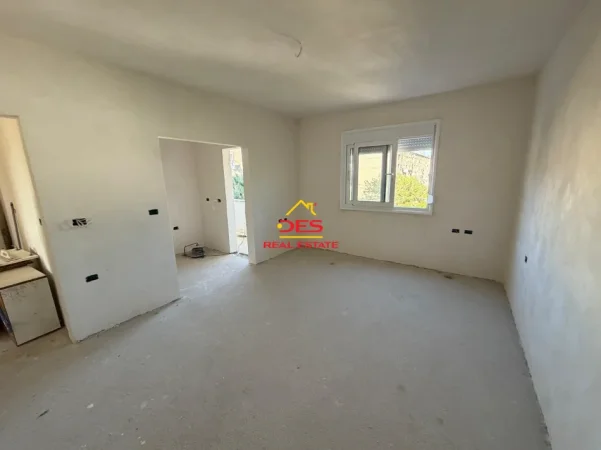 Vlore, shitet apartament 2+1+Ballkon Kati 3, 77 m² 90.000 € (Rruga Mis Durhan)